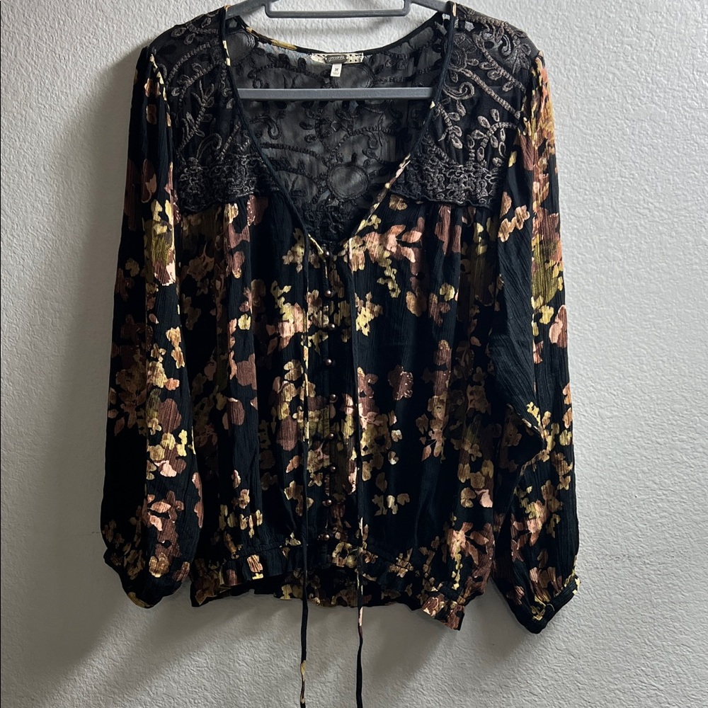 Gimmicks from The Buckle Floral Lace Shiffon Blouse
Size M Black and Brown NWOT